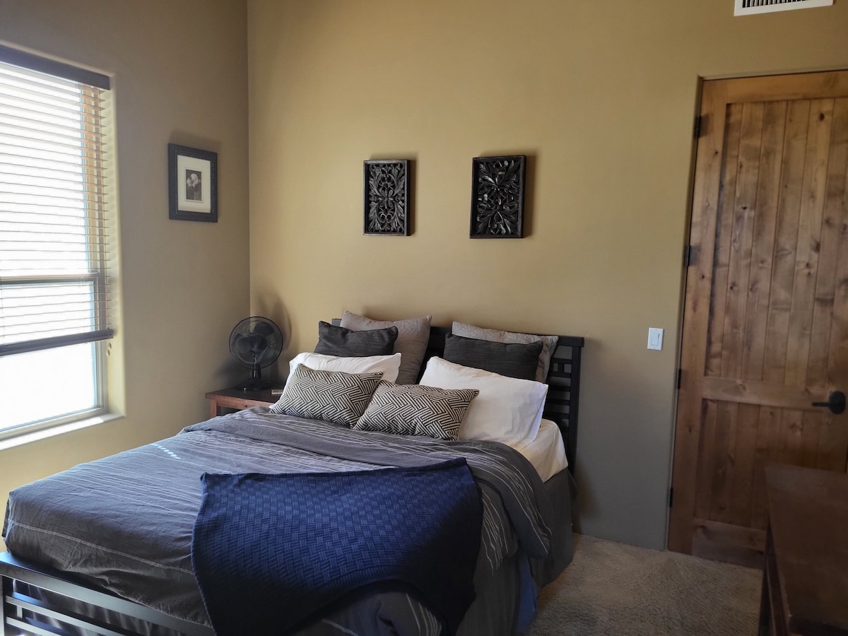 Dormitorio tamaño queen con vestidor