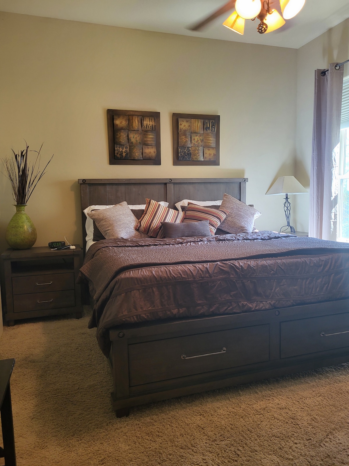 Dormitorio tamaño king con vestidor. Baño de gato y jill compartido, tiene una zona de lavabo separada