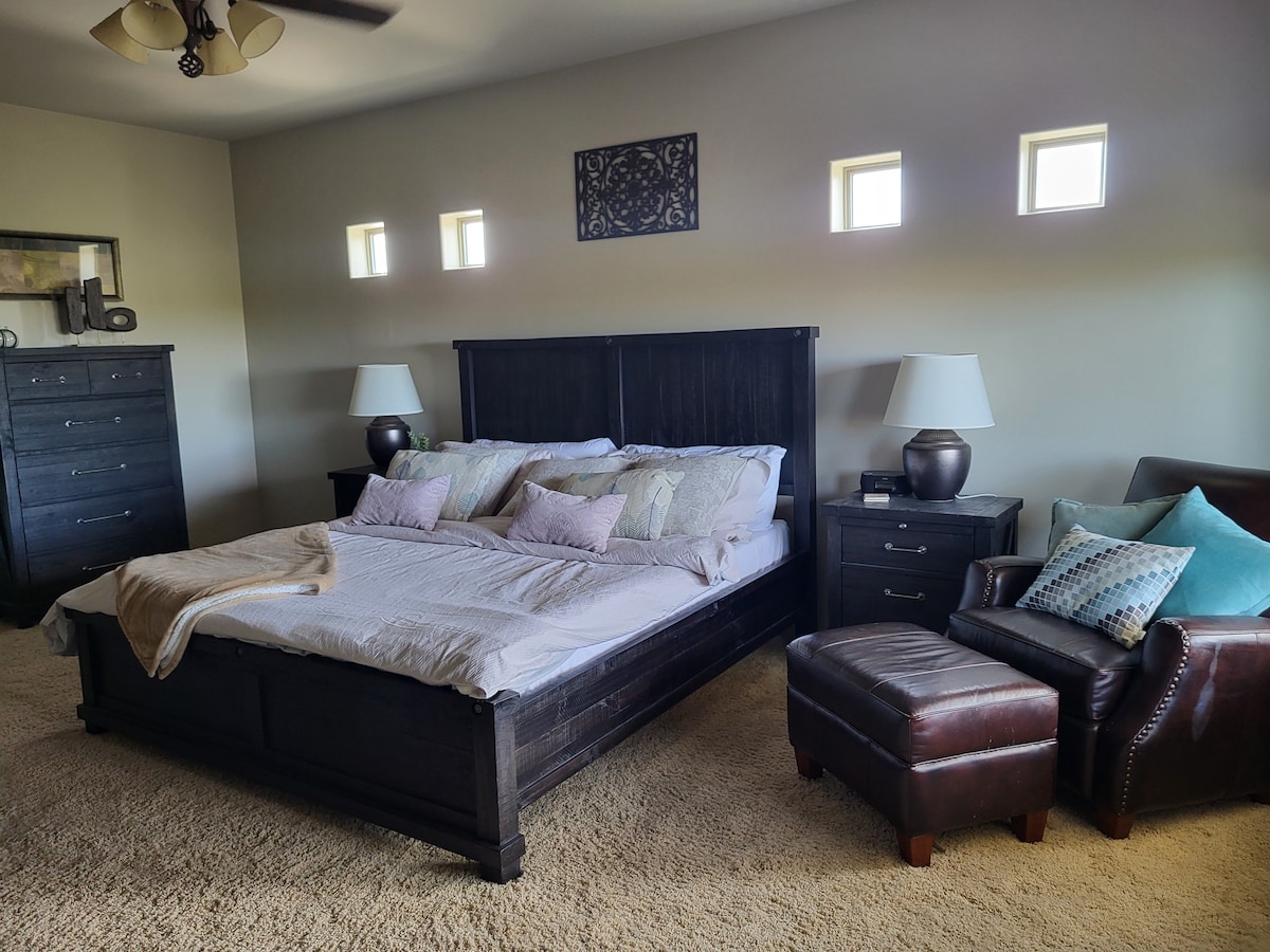 Dormitorio principal con balcón.