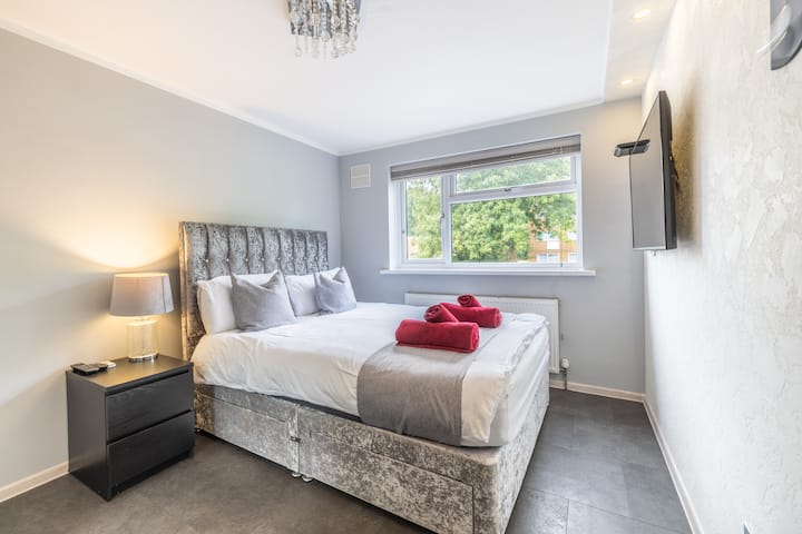 Ropa de cama elegante y tonos suaves para una relajación absoluta.