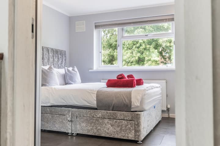 Despiértate con la luz del sol y el relajante paisaje del jardín.