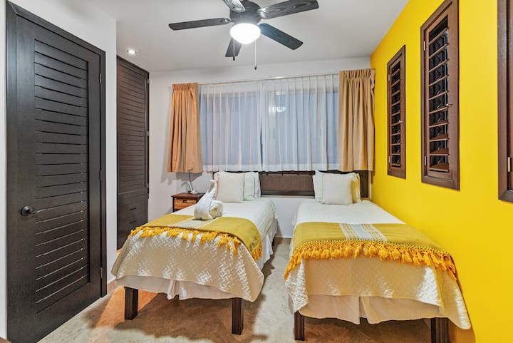 שתי מיטות זוגיות שניתן להפוך למיטת קינג סייז