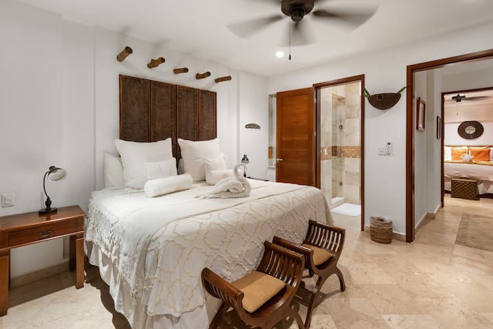 מיטת קינג - סייז עם נוף לאוקיינוס