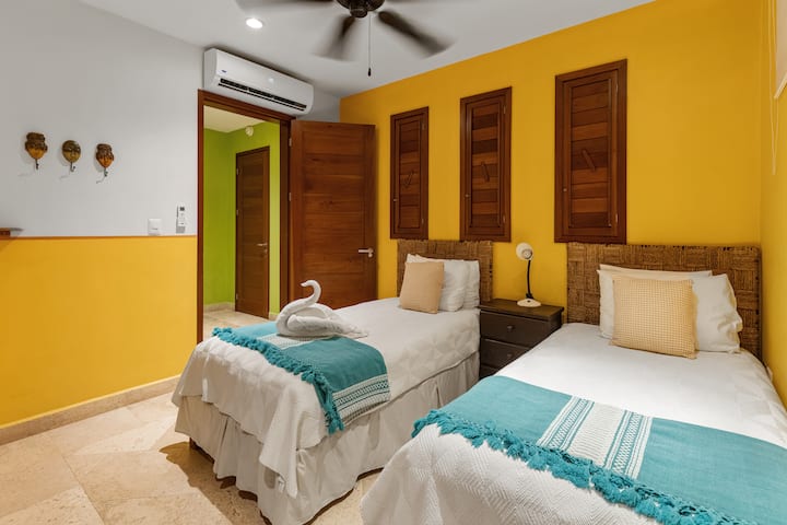 Casita B King bed or Two Twins En - Suite עם פטיו שיזוף גדול עם נוף לגנים ולבריכה