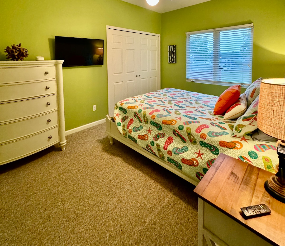 טלוויזיה חכמה עם Amazon Firestick. 