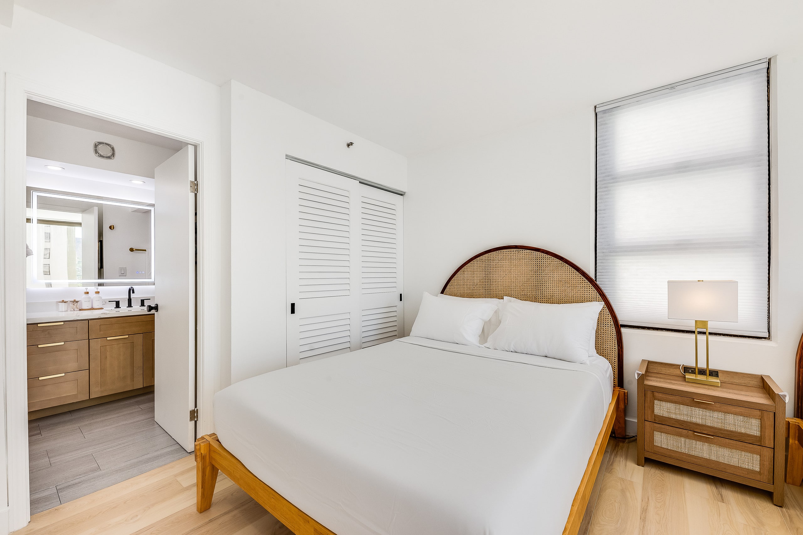 *New Modern Vacation Home w/Parking - Image 24
