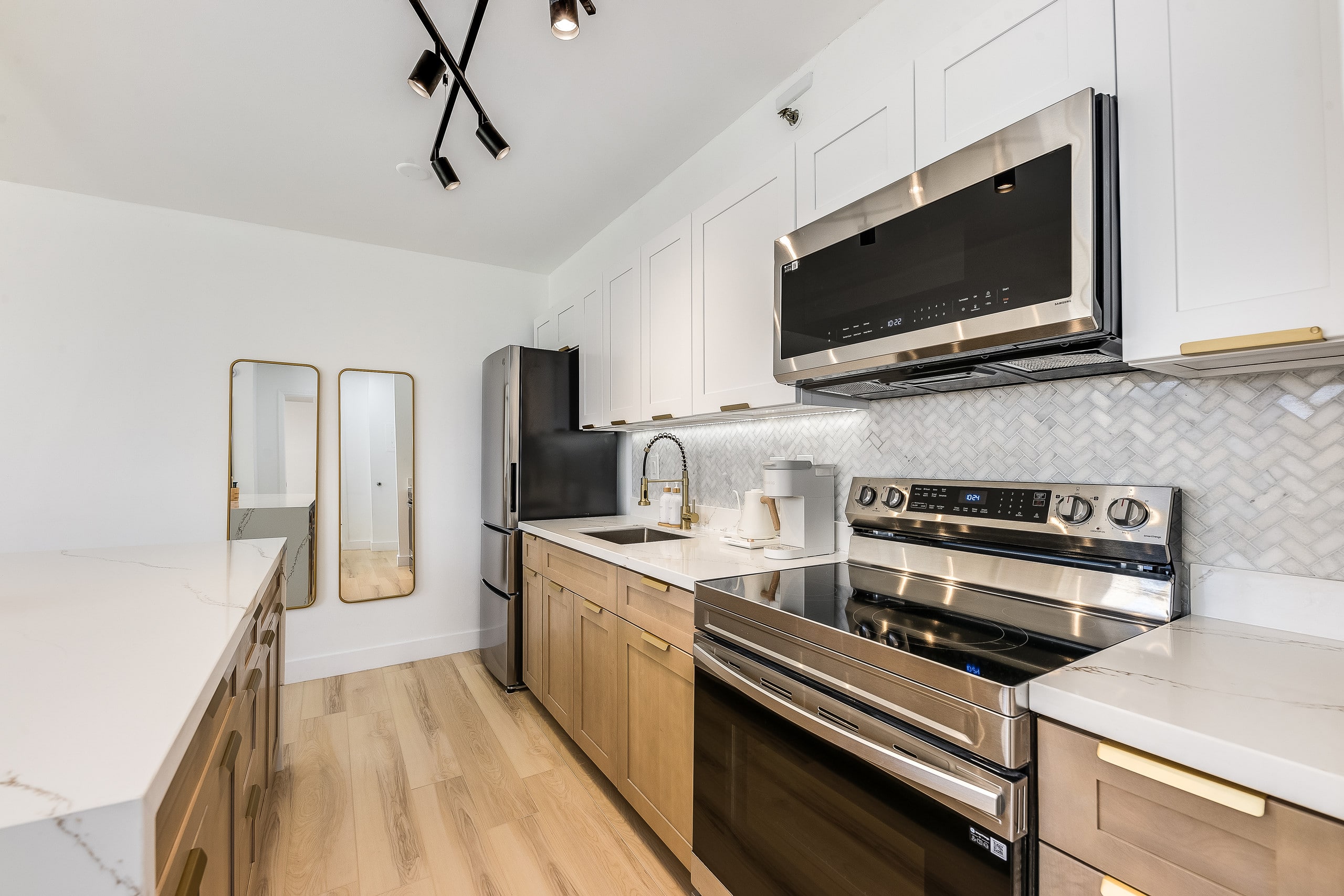 *New Modern Vacation Home w/Parking - Image 10
