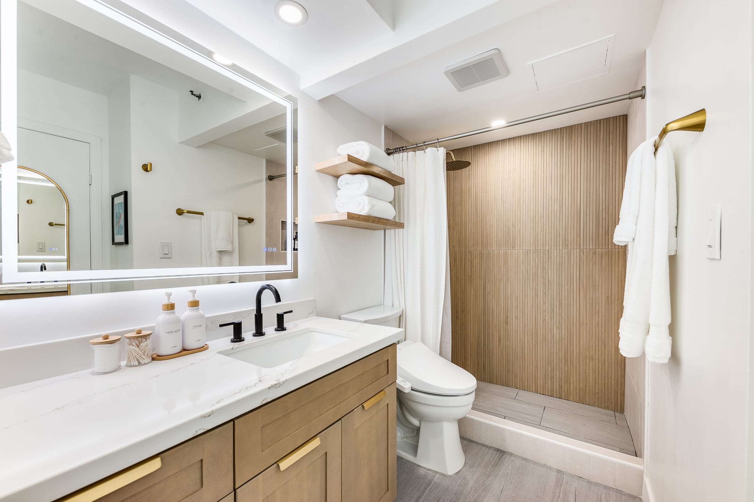 *New Modern Vacation Home w/Parking - Image 28