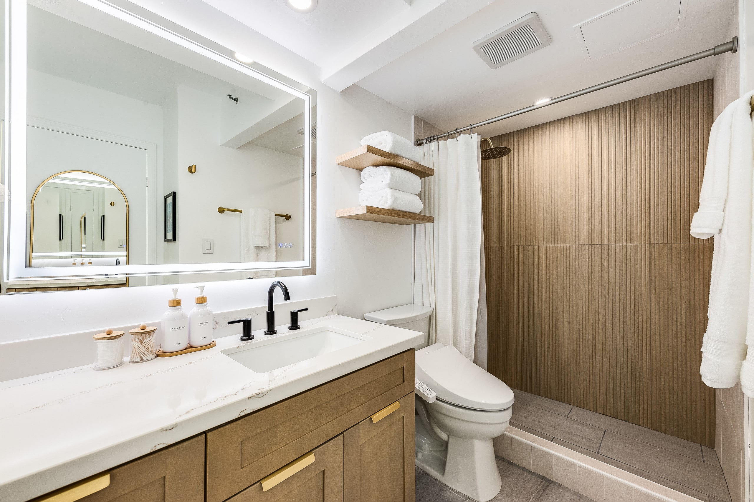 *New Modern Vacation Home w/Parking - Image 31