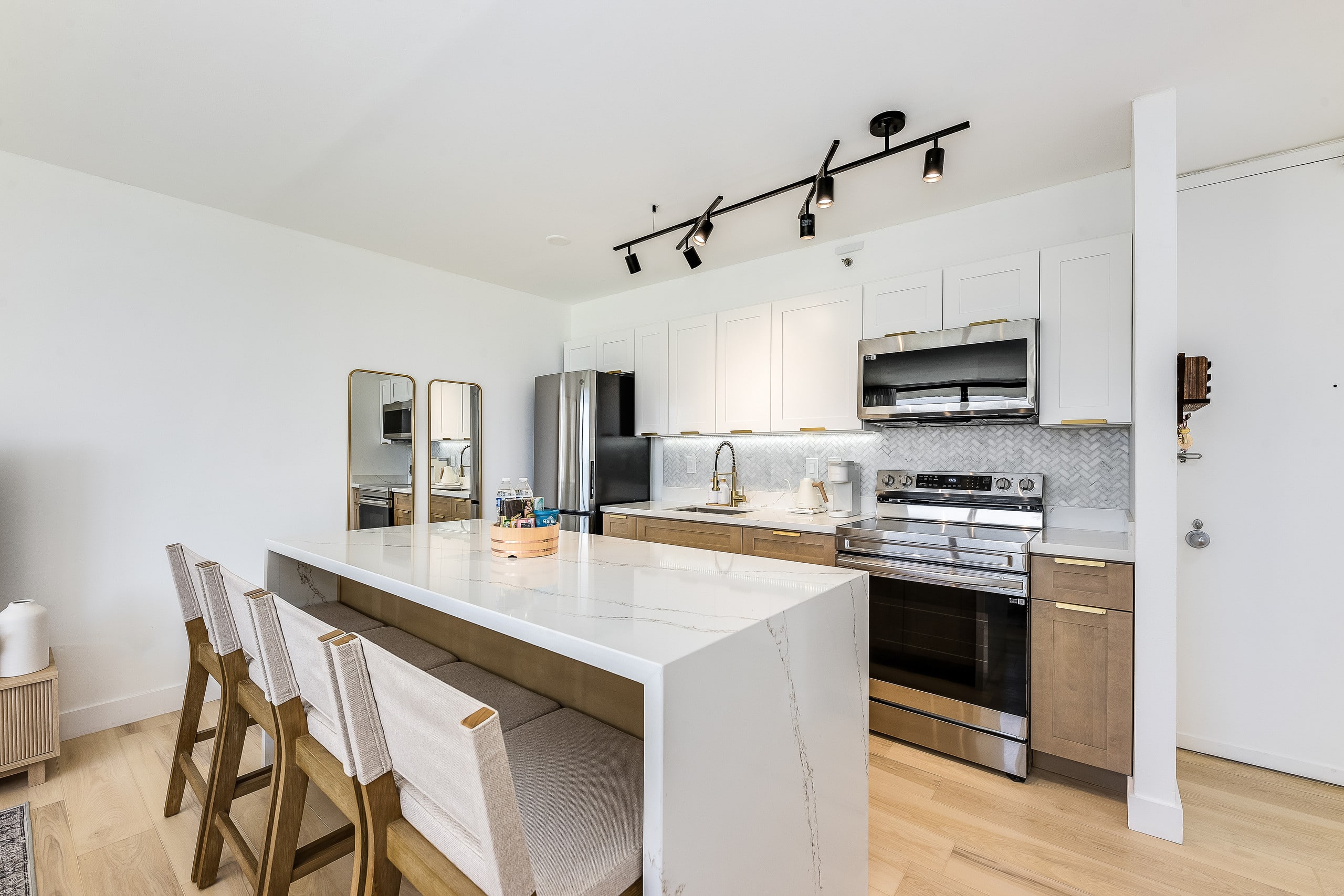 *New Modern Vacation Home w/Parking - Image 12