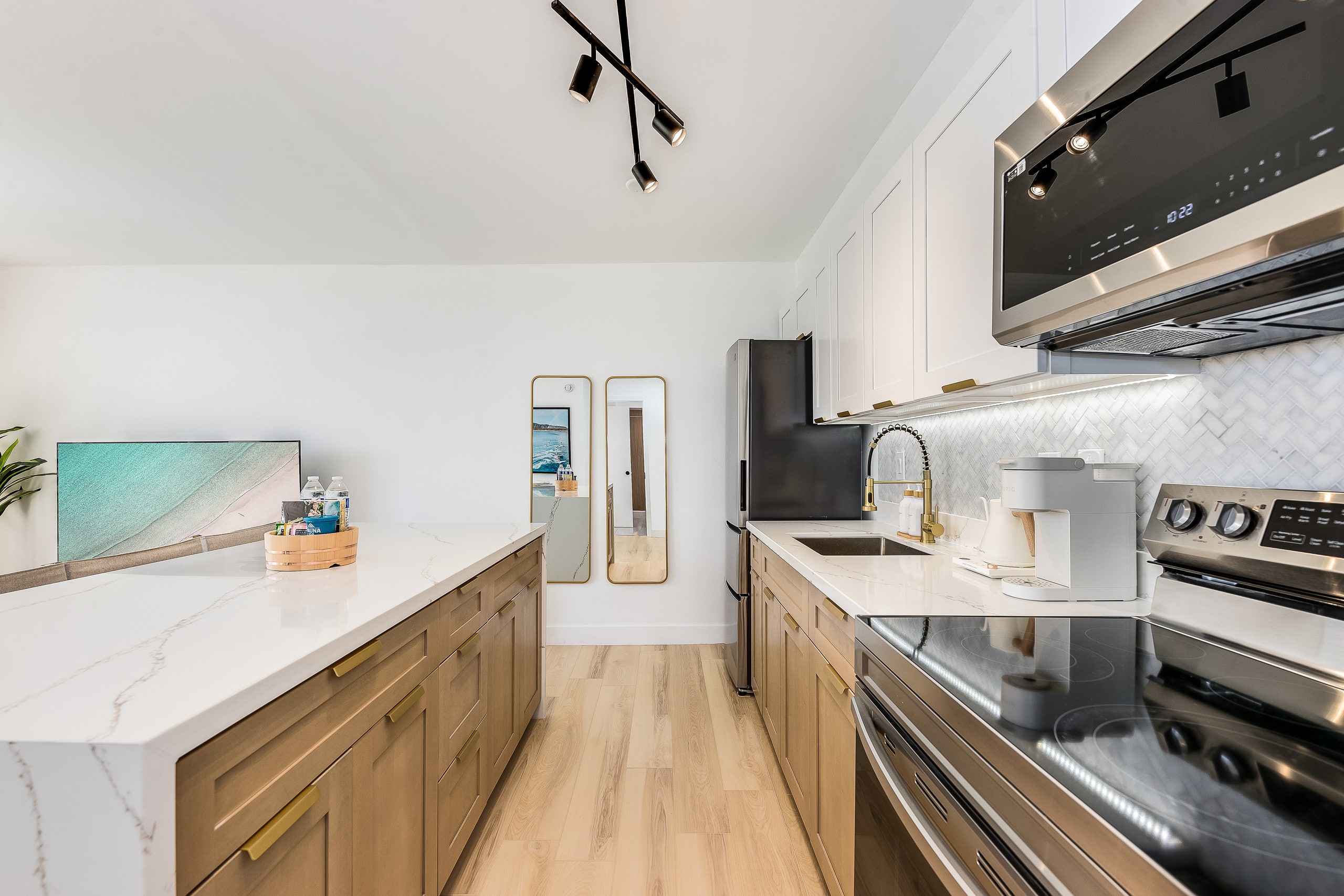*New Modern Vacation Home w/Parking - Image 11