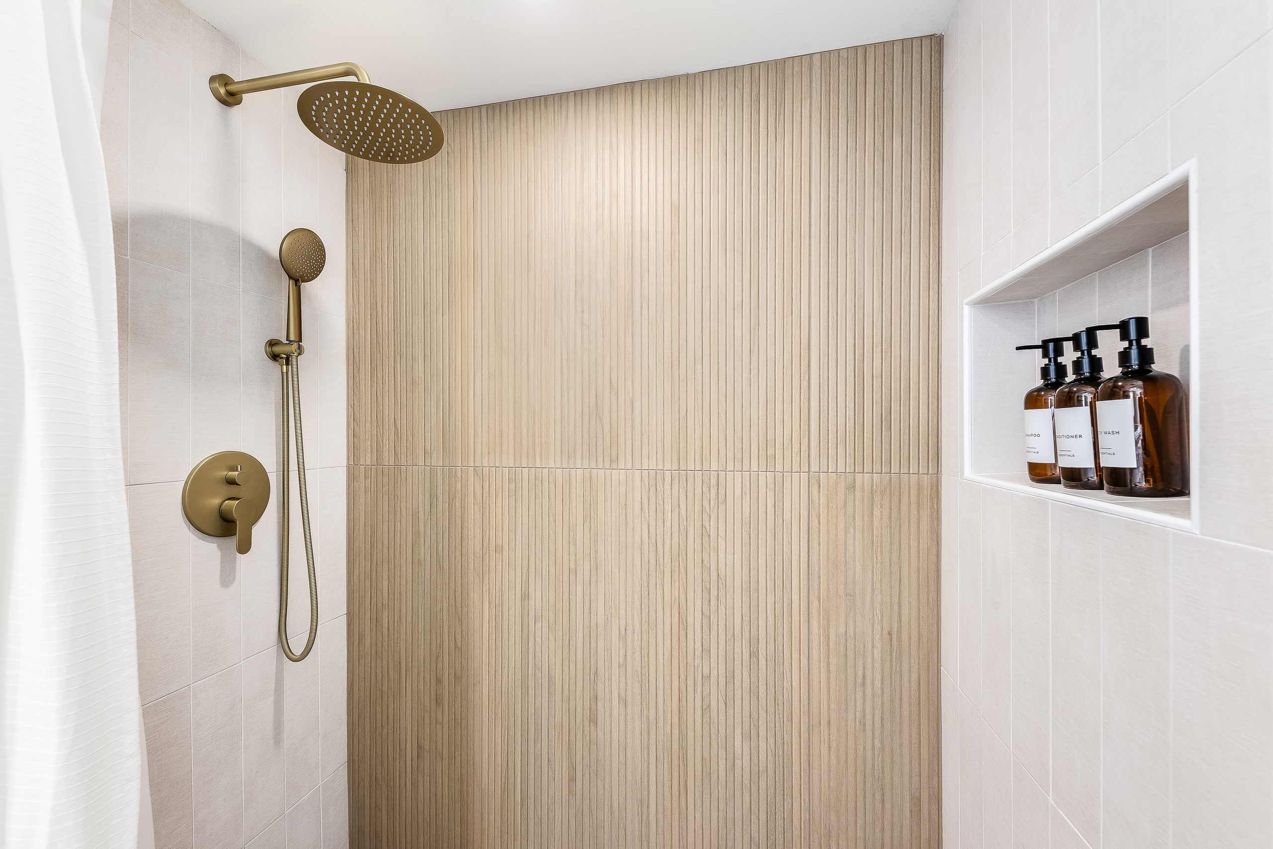 *New Modern Vacation Home w/Parking - Image 30