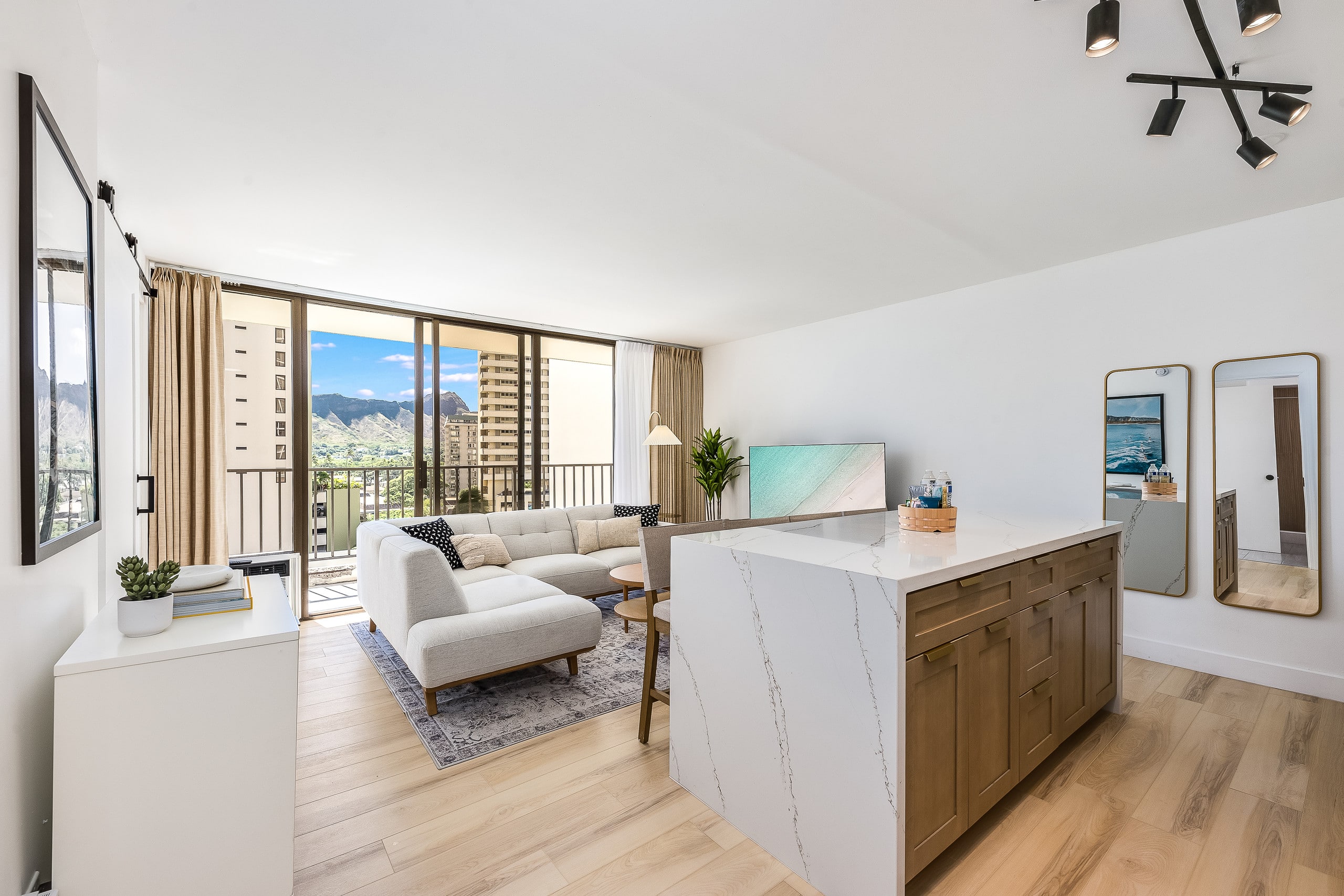 *New Modern Vacation Home w/Parking - Image 8