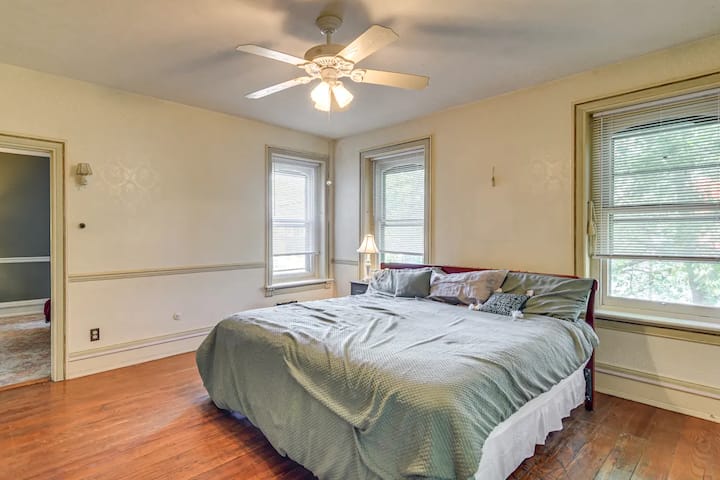 Მთავარი საძინებელი 193 × 203 სმ ზომის საწოლით