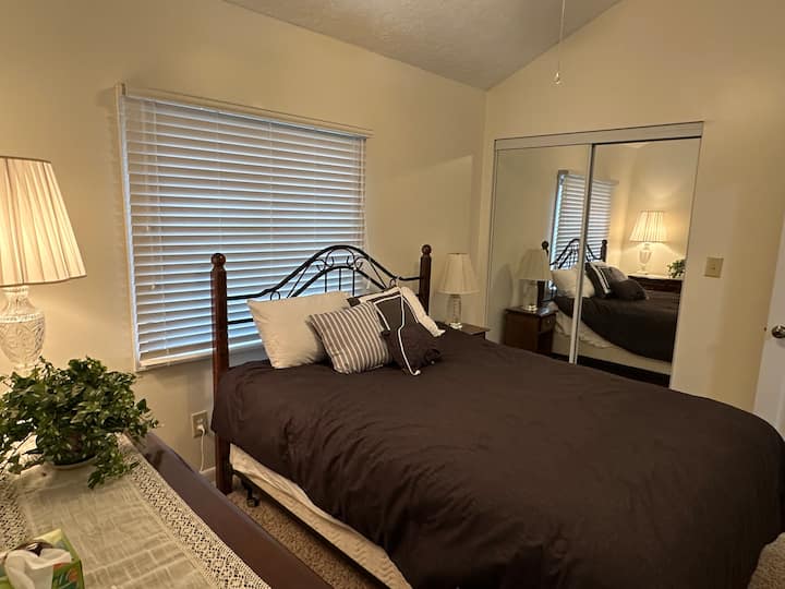 V spálni 2 je posteľ v plnej veľkosti s prístupom k kúpeľni s toaletou. 