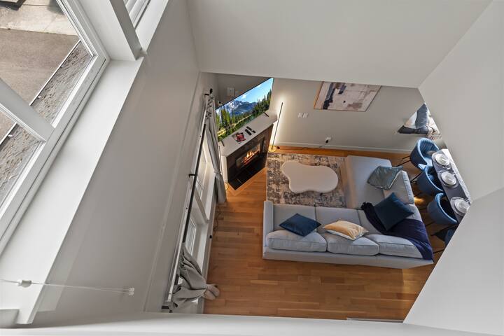 Airy 3B LOFT~Sleeps 10~Free Parking/EV charge gallery image 2