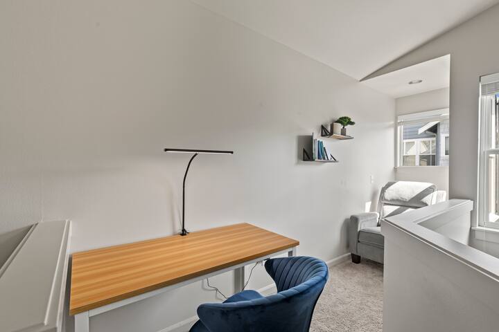 Airy 3B LOFT~Sleeps 10~Free Parking/EV charge gallery image 5