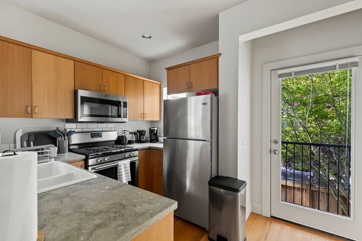 Airy 3B LOFT~Sleeps 10~Free Parking/EV charge gallery image 4