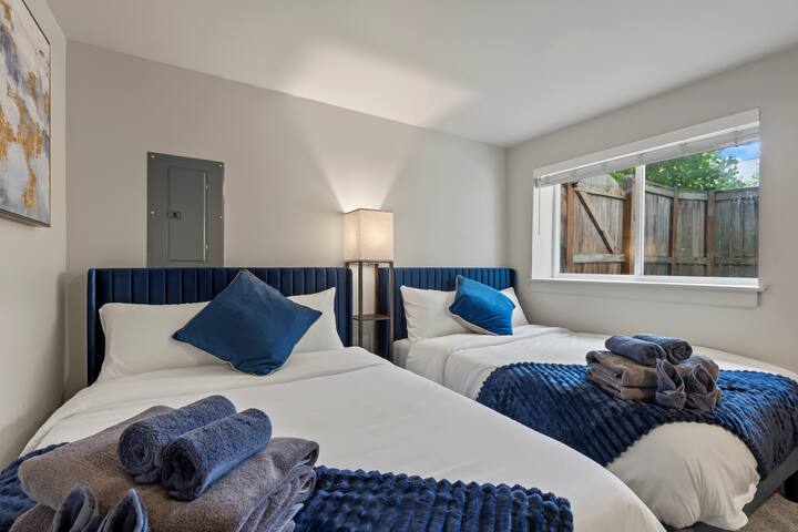 Airy 3B LOFT~Sleeps 10~Free Parking/EV charge gallery image 3