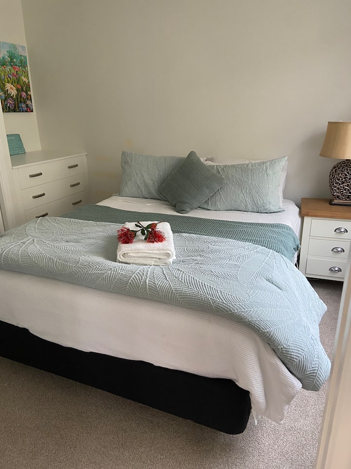 Dormitorio principal con cama queen