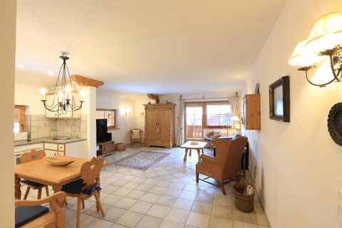 Successful Airbnb property: 2-Zi 66m² | 65" 4K TV | Balcony | Parking | Ski in Reit Im Winkl