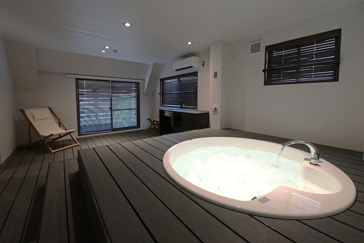 Elegant Tokyo Retreat: Jacuzzi, Cinema & Skytree