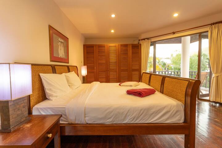 Relájate en la cama tamaño king con ropa de cama suave. La habitación incluye aire acondicionado, almacenamiento de ropa, persianas que oscurecen la habitación y un acogedor sofá, lo que garantiza una estancia tranquila y cómoda.