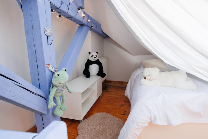 Een kinderkamer met een zacht bed, een licht interieur en een comfortabele ruimte voor spelletjes en ontspanning❤
