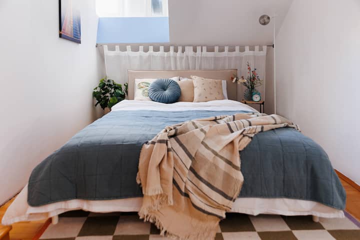 Geniet van maximaal comfort in deze slaapkamer met een ruim bed en een zacht matras❤
