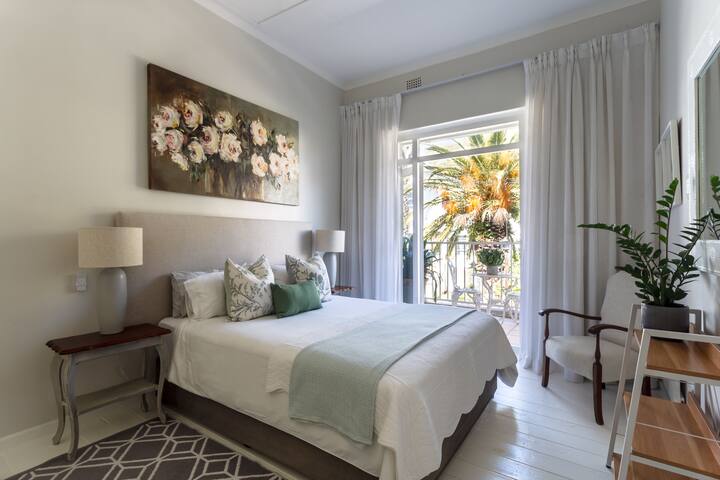 Family home sleeps 8 in central Green Point gallery image 5