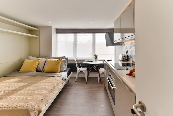 Cómoda cama en la pared. Sistema tecnológico más reciente, fácil de usar y espacio eficiente para disfrutar tanto como sea posible de tu estancia. La cama estará lista para tu llegada.
