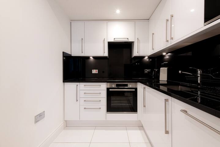 London Gardens Two Bedroom Flat gallery image 3