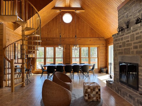 Chalet du Lac hiking trails and private lake