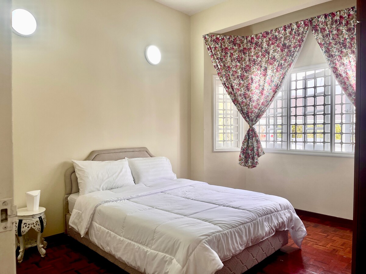 חדר שינה עם חדר רחצה צמוד