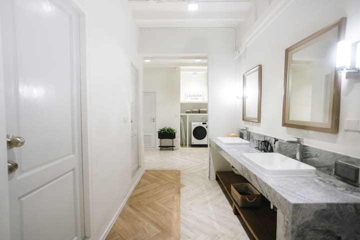 wari B. 3BR Penthouse (4th fl) 30 sec. to BTS gallery image 3