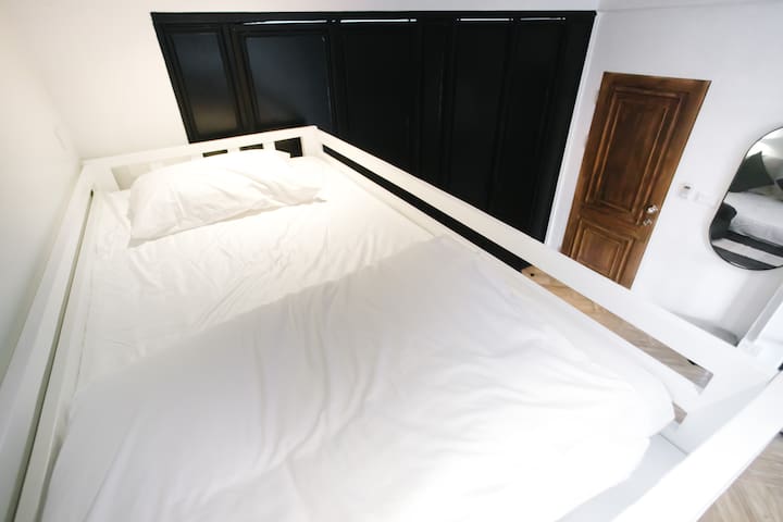 wari B. 3BR Penthouse (4th fl) 30 sec. to BTS gallery image 4