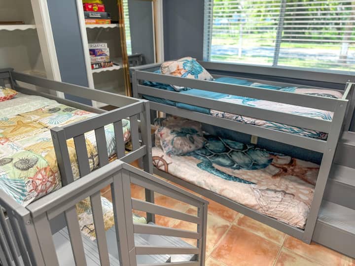 ברוכים הבאים ל - Coastal Hideaway, שם הנוחות פוגשת את הקסם של החוף! בחדר השינה המזמין הזה יש שתי מיטות קומתיים מסוגננות, שעוצבו בצורה מושלמת למשפחות או לחברים שמחפשים חופשה מהנה. 