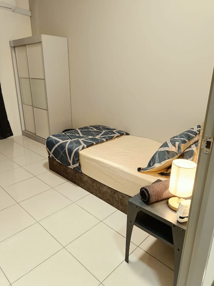 Udobna i prostrana klimatizirana spavaća soba 2. Dostupno je glačalo i sušilo za kosu.