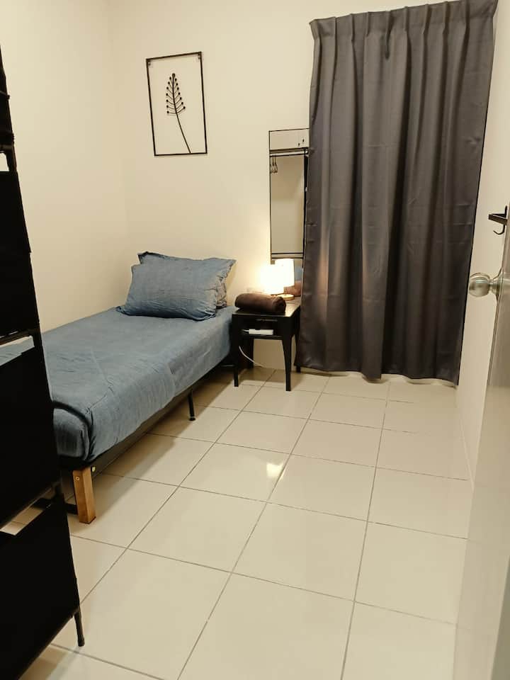 Jednostavna, ali udobna spavaća soba br. 3. Opremljen je ventilatorom, ali ne brine se da uopće nije vruće!