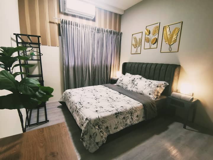 Naš bračni krevet u glavnoj spavaćoj sobi.