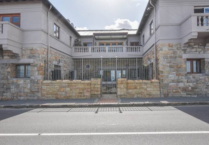 The Dalebrook 2, seaside Kalk Bay apartment gallery image 5