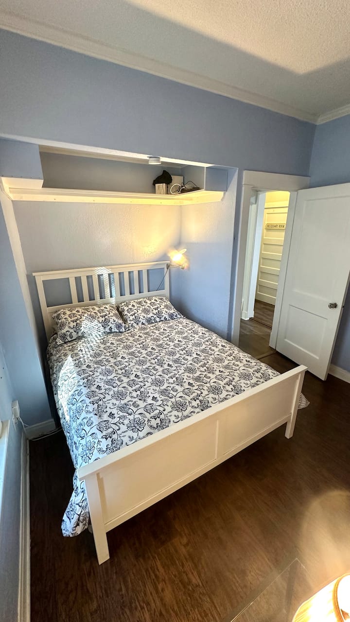 سرير بحجم كوين مع خزانة صغيرة (غير مرئية) 