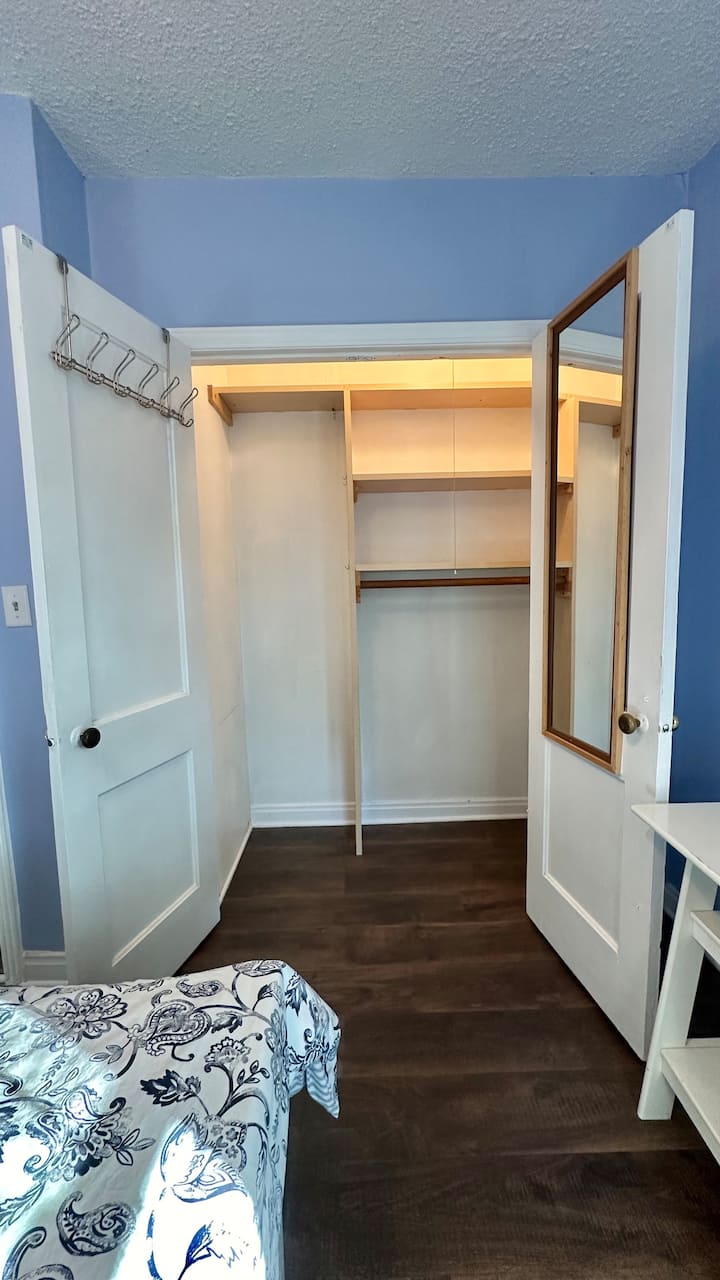 مساحة كبيرة لخزانة الملابس لملابسك