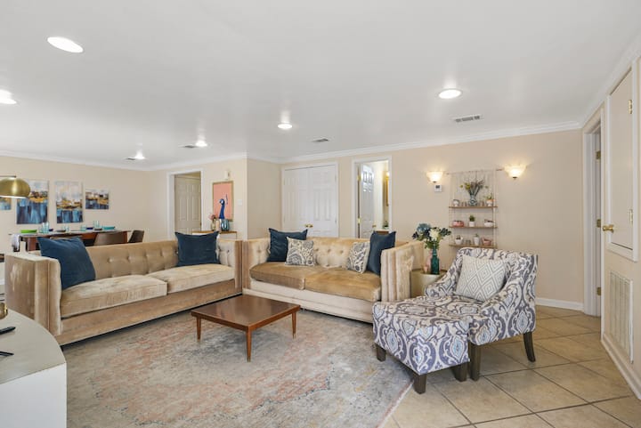 Kuishi- sofa 2 kubwa, kiti maridadi, kifaa cha kurekodi, huduma mahiri za HDTV w/utiririshaji, ubunifu wa kipekee, michezo inayotolewa