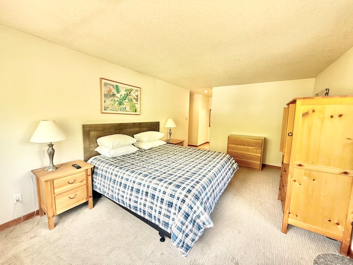 ห้องนอนหลักพร้อมห้องน้ำในตัว เตียงคิงไซส์
