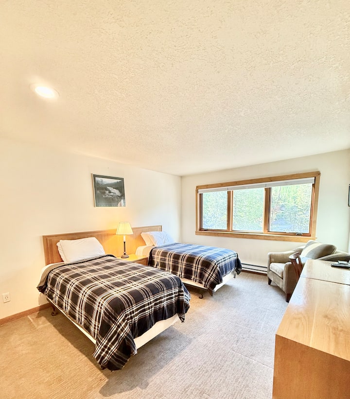 ห้องนอนที่ 2 มีเตียงเดี่ยว 2 เตียง โต๊ะทำงาน ตู้เสื้อผ้า และโทรทัศน์ 