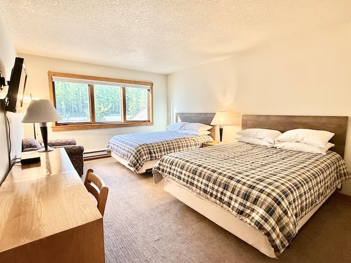 ห้องนอนที่ 3 มีเตียงควีนไซส์ 2 เตียง โต๊ะทำงาน ตู้เสื้อผ้า และโทรทัศน์ 