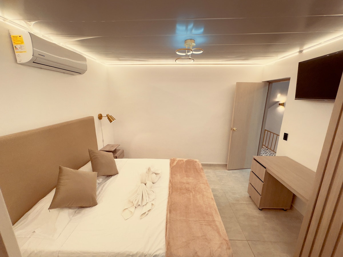 غرفة عصرية ومريحة مع مكيف هواء وتلفزيون ومكتب. مساحة عملية وأنيقة، مثالية للراحة أو العمل براحة تامة.