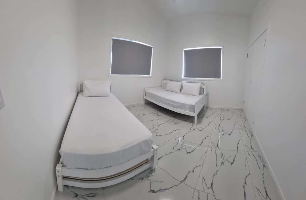 Spálňa s 3 jednolôžkami (manželská posteľ pod ňou)