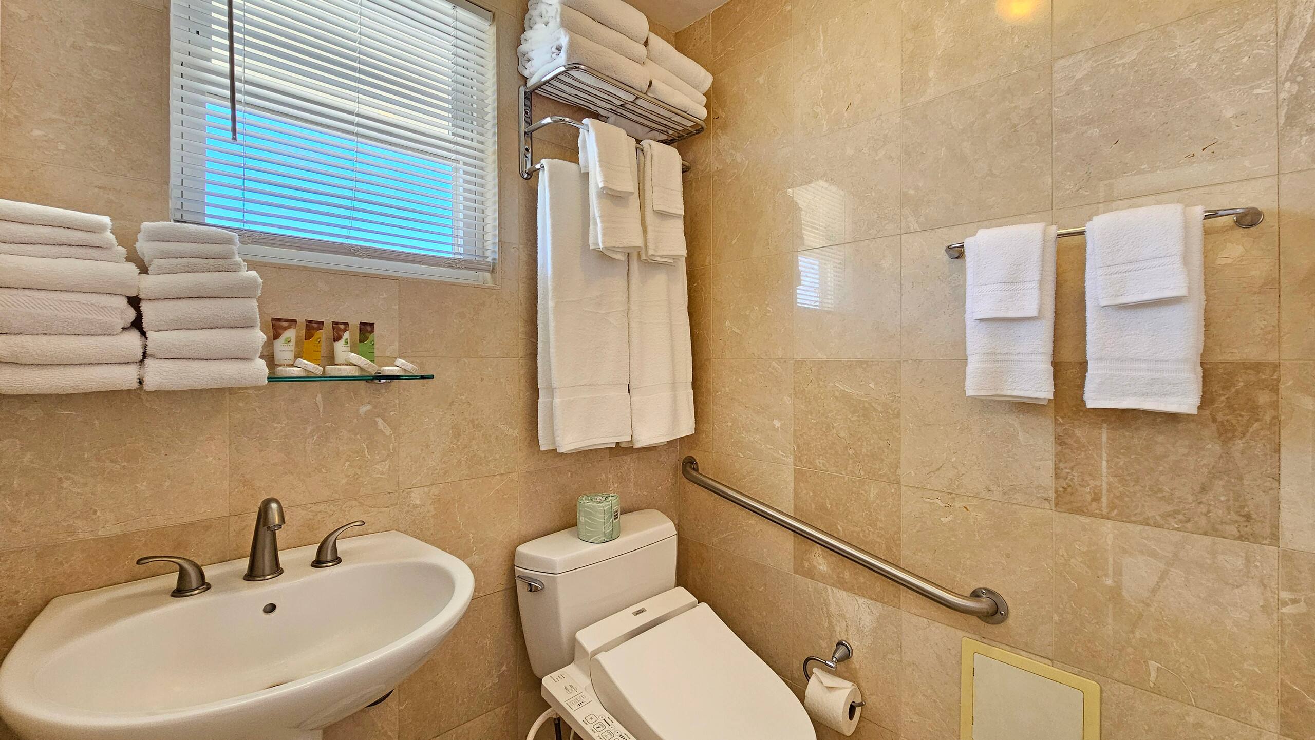 Waikiki Grand Hotel® 1005 Best Location in Waikiki - Image 15